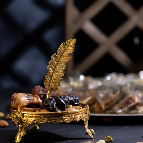 صحن دائري فاخر من التمور المحشية