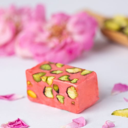 نوجا بالورد والفستق ( بالكيلو )