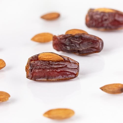 كرتون 12 علبه من تمر مبروم باللوز