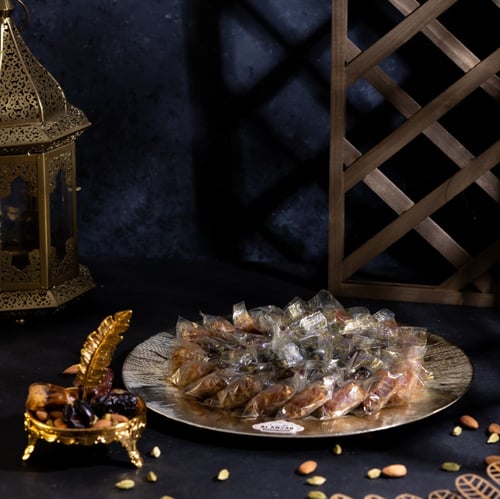 صحن دائري فاخر من التمور المحشية