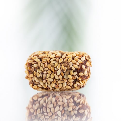 مطحون التمر بنوع واحد من المكسرات (بالسمسم)