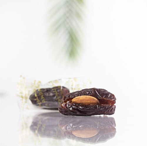 تمر صفاوي باللوز