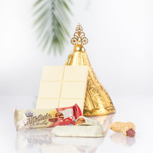 كرتون مطحون التمر مع الفول السوداني المغطى بالشوكو...