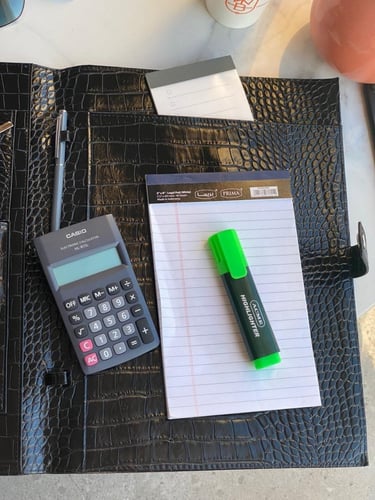 ملف من الجلد الطبيعي