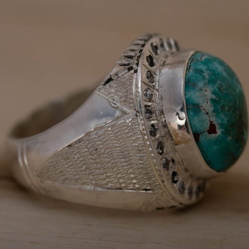 خاتم رجالي من حجر الفيروز الطبيعي.