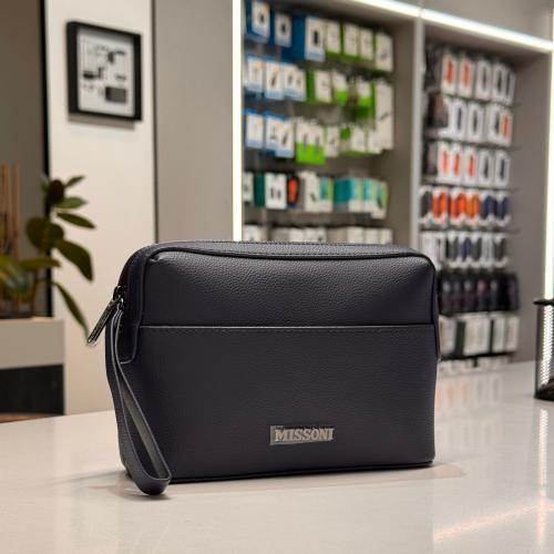 حقيبة يد جلد بتصميم الخطوط السعوديه