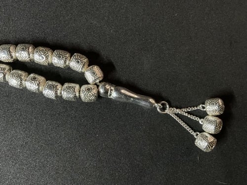 سبحة فضة بحبات مربعة