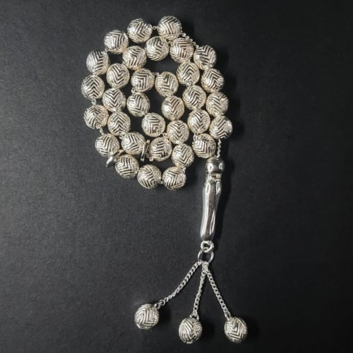 سبحة فضة بحبات دائرية
