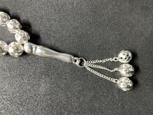 سبحة فضة بحبات محفورة