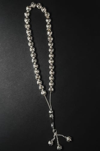 سبحة فضة بحبات محفورة