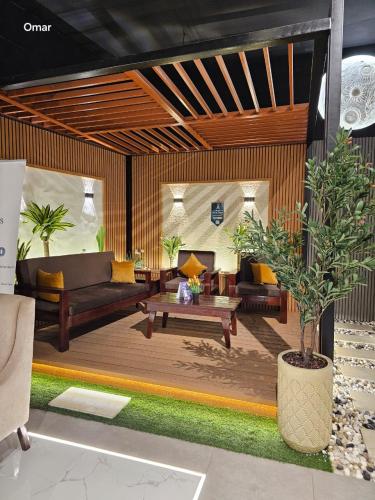 مظلة +جلسة خشبية + جلسة أرضية ١٠سم + لوكسان + مرجي...