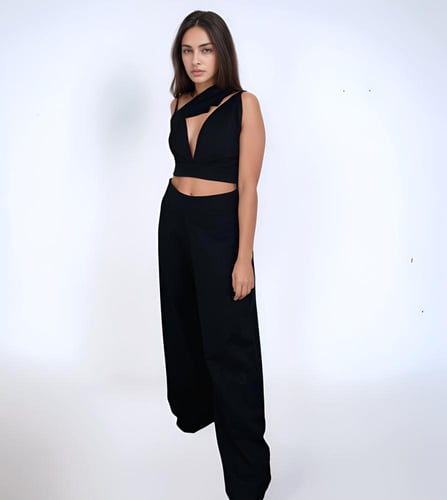 توب قصير وبنطلون واسع