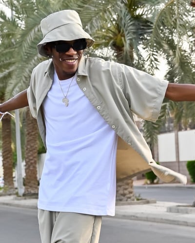 طقم بنطلون و قميص كم قصير