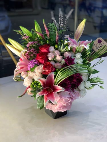 مجموعه من الورود المستورده على فازه