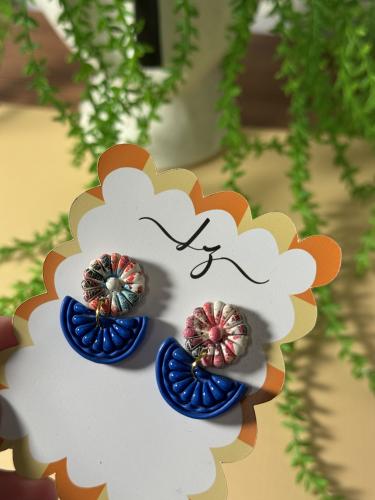 حلق "قرط" صلصال حراري زهرة المساء باللون الكحلي وا...