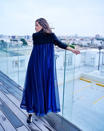 C10 - عباية كريب أسود مع جرسي نيلي بلمعة