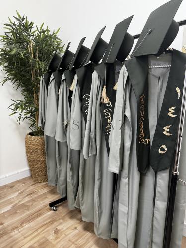 عباية وقبعة ووشاح تخرج 2025 - مع امكانية اضافة الا...