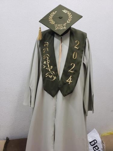 عباية وقبعة ووشاح تخرج 2025 - مع امكانية اضافة الا...
