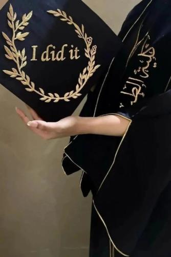 عباية وقبعة ووشاح تخرج