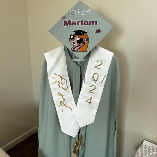 عباية وقبعة ووشاح تخرج 2025 - مع امكانية اضافة الا...