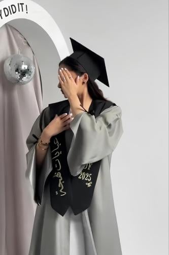 عباية وقبعة ووشاح تخرج 2025 - مع امكانية اضافة الا...
