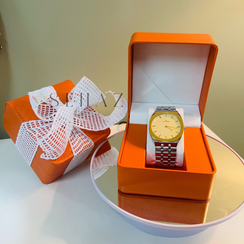 ساعة رجالي فضي انيقة باطار ذهبي ومينا ذهبي