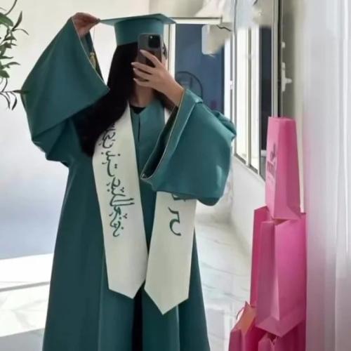 عباية وقبعة ووشاح تخرج 2025 - مع امكانية اضافة الا...