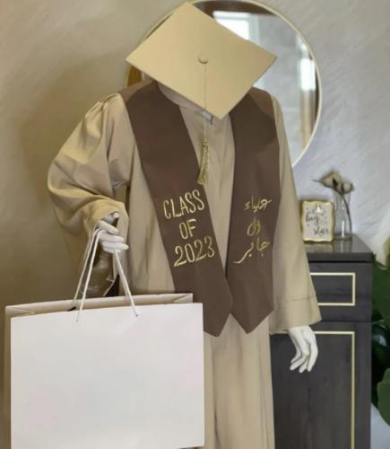 عباية وقبعة ووشاح تخرج