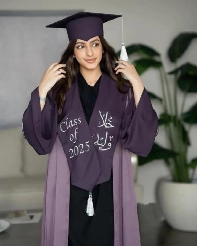 عباية وقبعة ووشاح تخرج 2025 - مع امكانية اضافة الا...