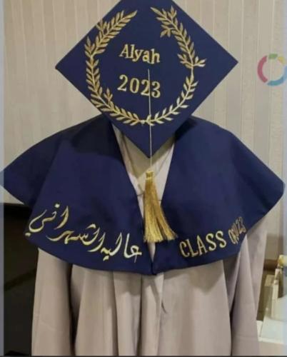 عباية وقبعة ووشاح تخرج