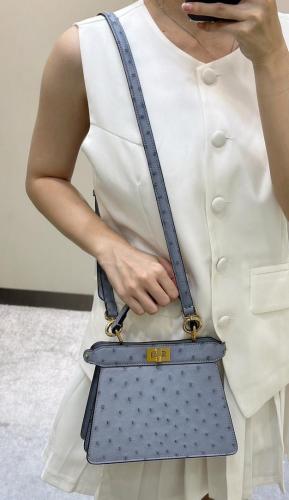 حقيبة فندي بيكابو جلد نعام