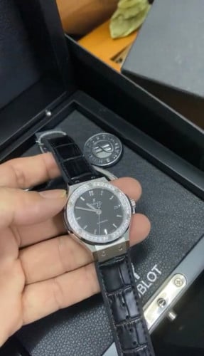 ساعة هوبلت طلب زبونه