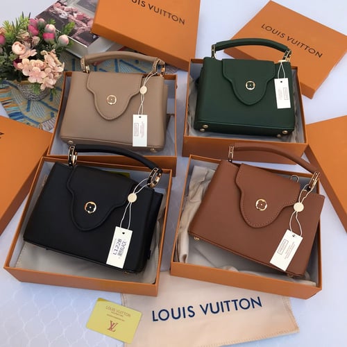 شنط ماركة لويس فيتون مع ملحقات الماركة