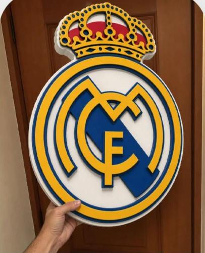 لوحة بشعار نادي ريال مدريد