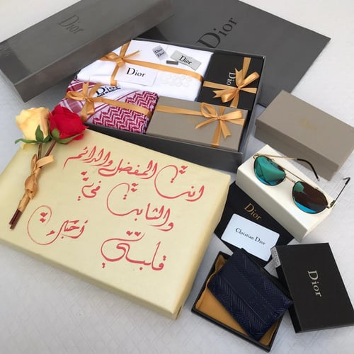 هدايا ماركة ديور مع ورد و تغليف نفس الصورة