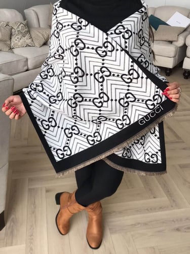 شال ماركة قوتشي