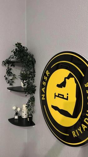 لوحة بشعار نادي النصر السعودي الجديد