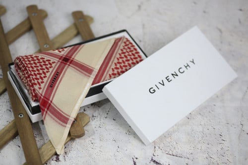 شماغ جيفنشي فخم وانيق مع ملحقات ماركة جفنشي