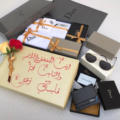 هدايا ماركة ديور مع ورد و تغليف نفس الصورة