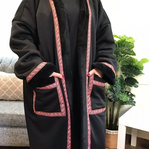 فروة سوداء نسائية بالاسم