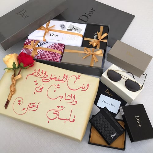 هدايا ماركة ديور مع ورد و تغليف نفس الصورة