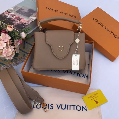 شنط ماركة لويس فيتون مع ملحقات الماركة