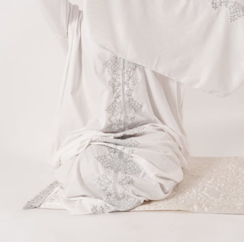 طقم سجادة صلاة (جاكار) قطعتين - ابيض