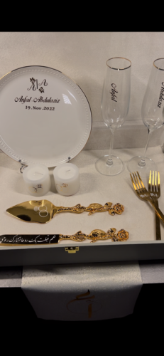 طقم ذهبي مكون من (صحن -كأسين-شوكتين-سكين وملاس-شمع...