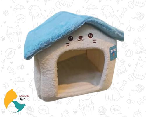 سرير ومنزل على شكل كوخ مع فتحة مربعة للقطط و الكلا...