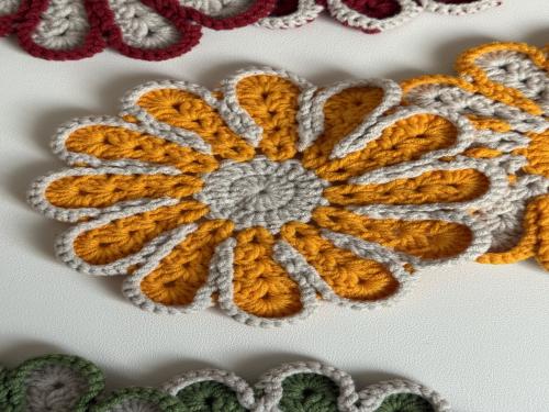 قاعدة كوب أصفر وبيج