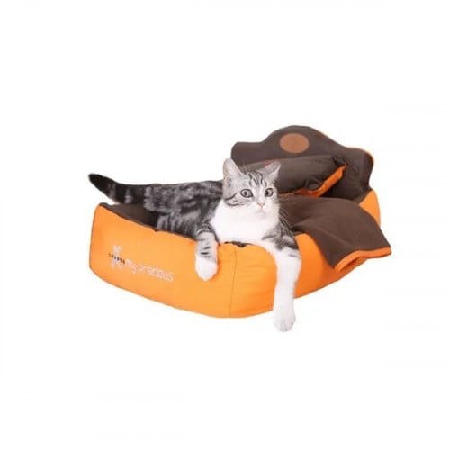 بيت مع سرير للقطط والكلاب وسط