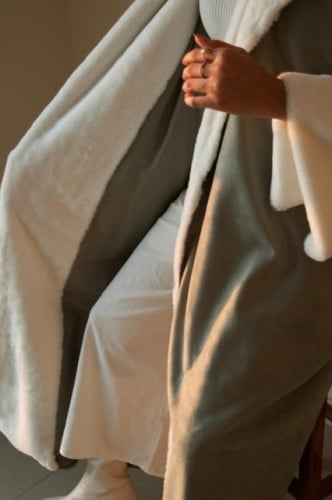 عبايه شتويه لايت قرين مبطنه مع فرو ابيض