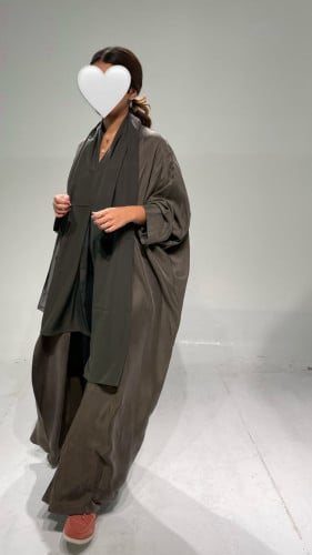 عبايه حرير مغسول لون بني غامق