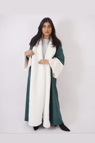 عبايه شتويه اخضر غامق مبطنه مع فرو ابيض